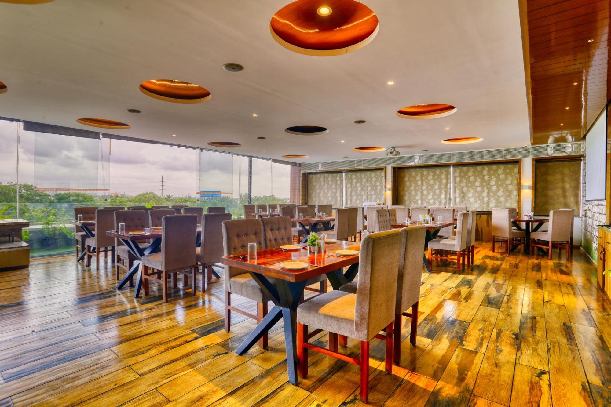 The Ashoka Hotel Индор Екстериор снимка