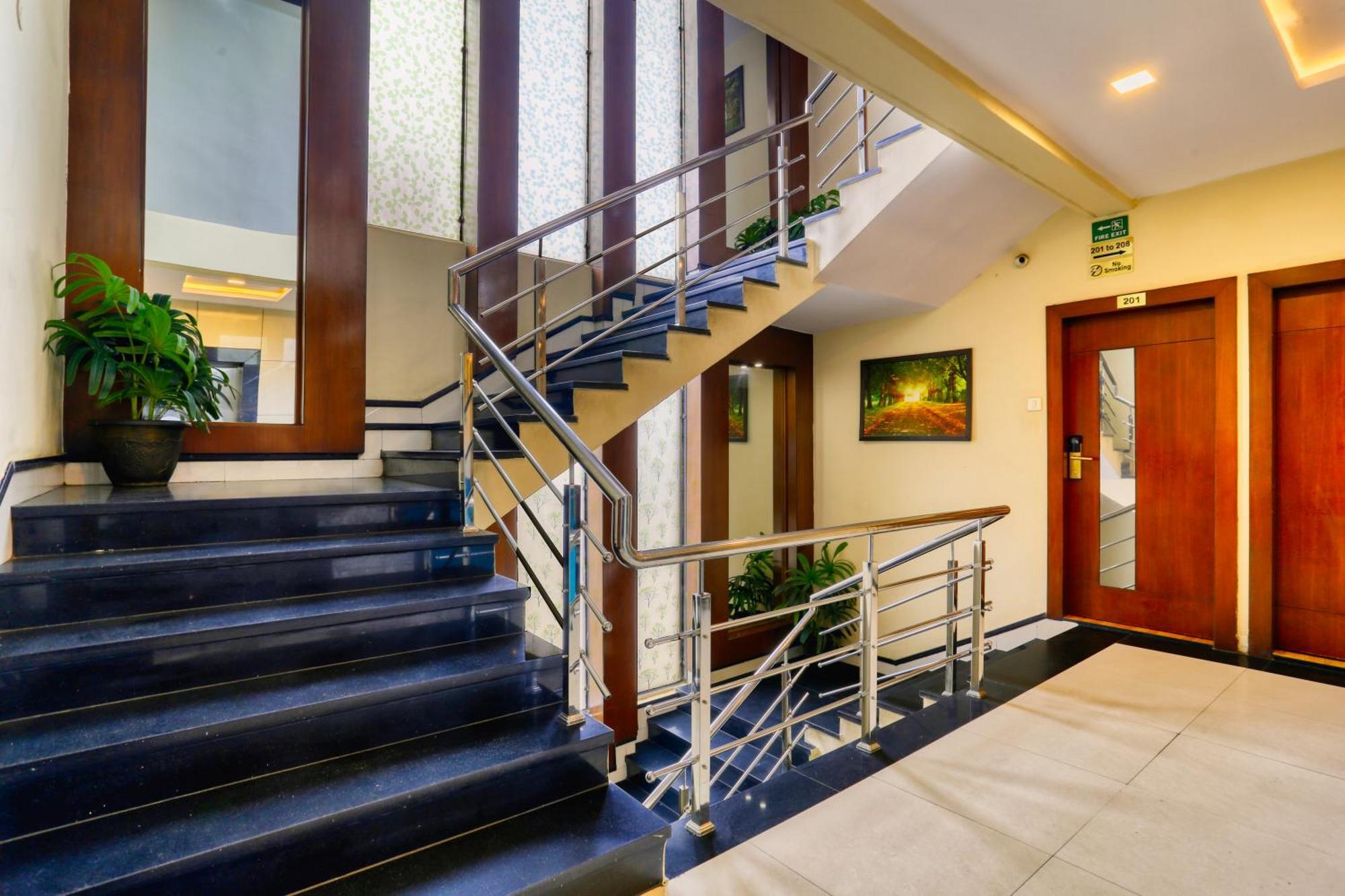 The Ashoka Hotel Индор Екстериор снимка