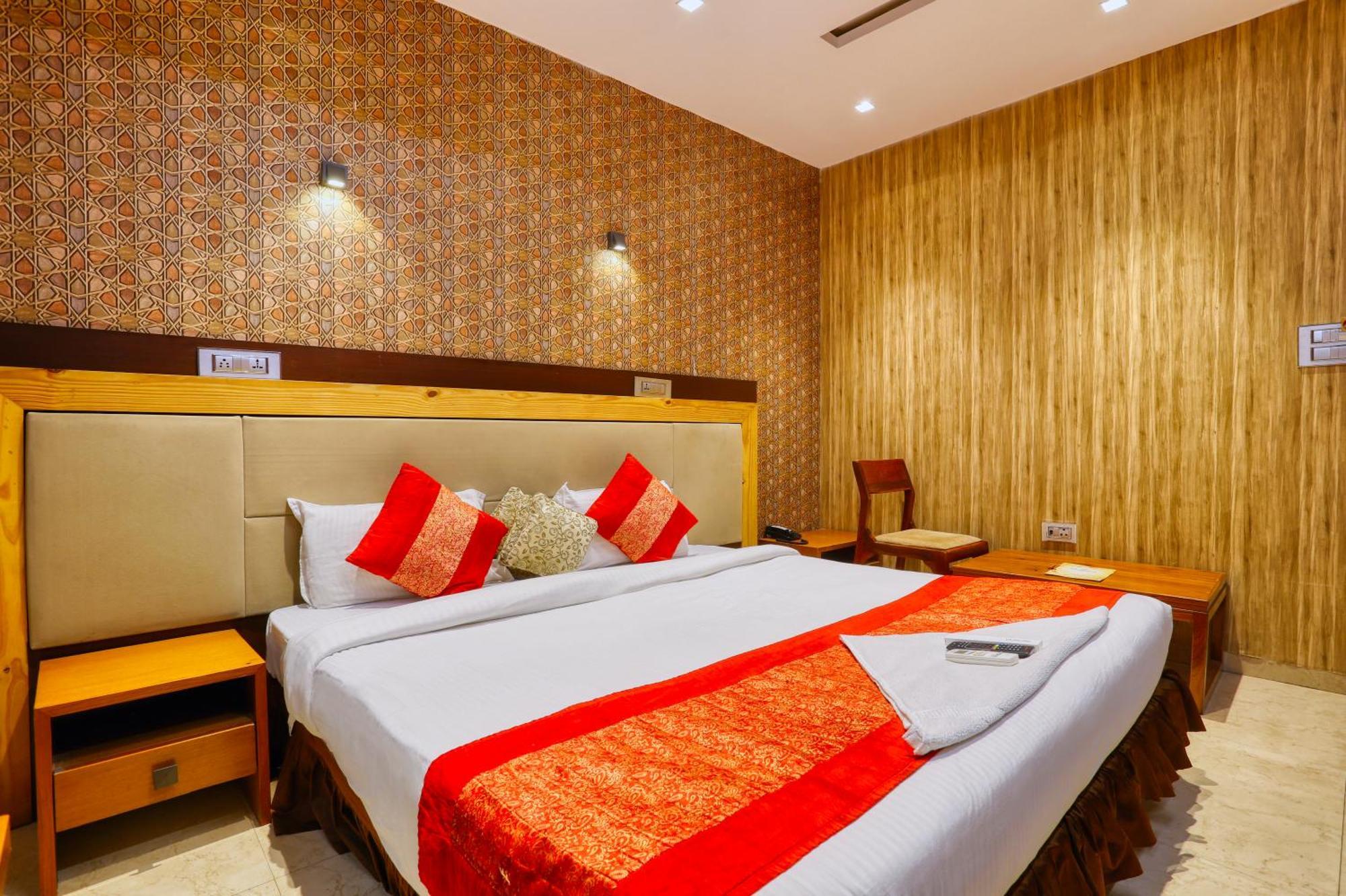 The Ashoka Hotel Индор Екстериор снимка