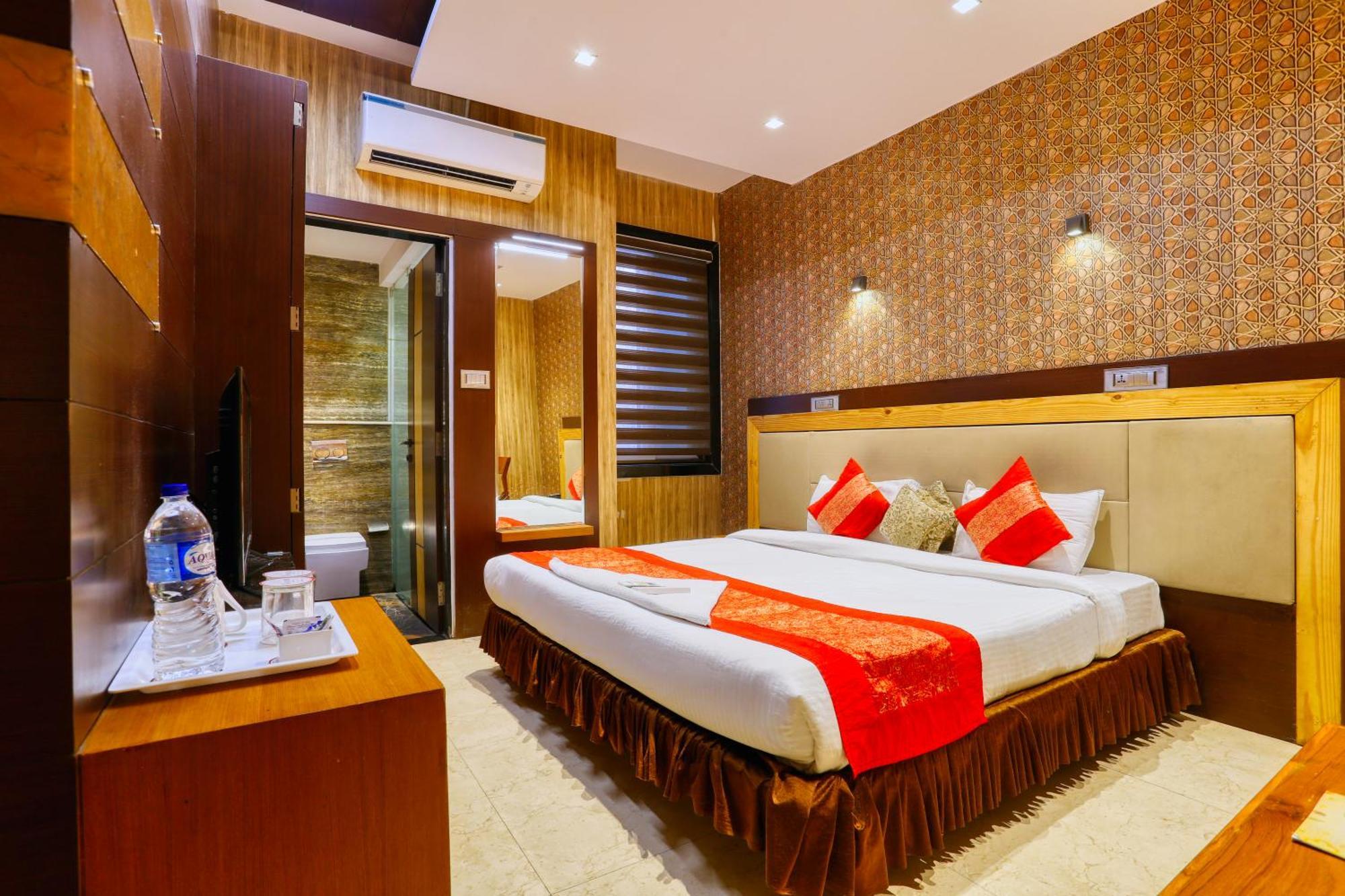 The Ashoka Hotel Индор Екстериор снимка