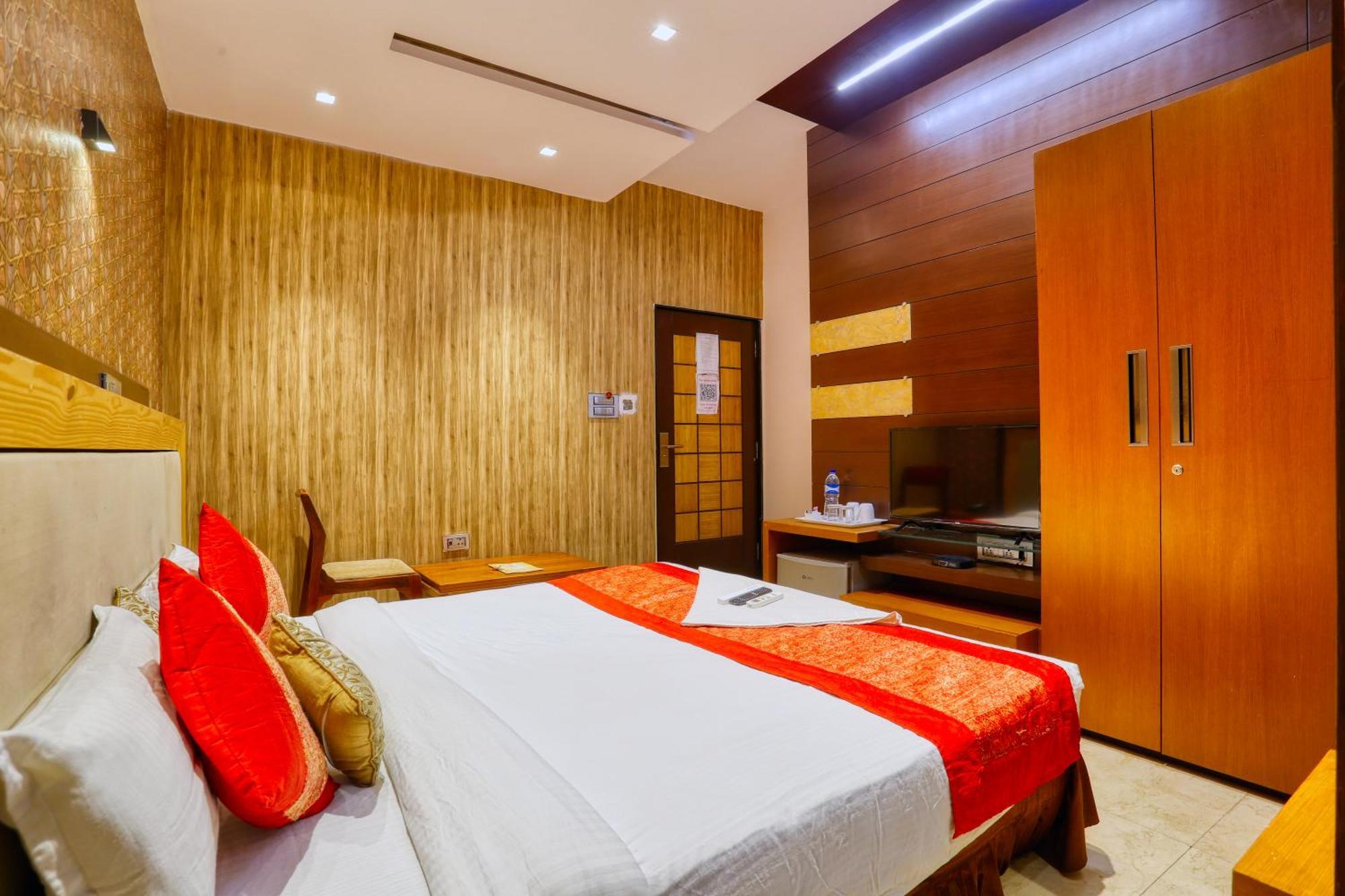 The Ashoka Hotel Индор Екстериор снимка