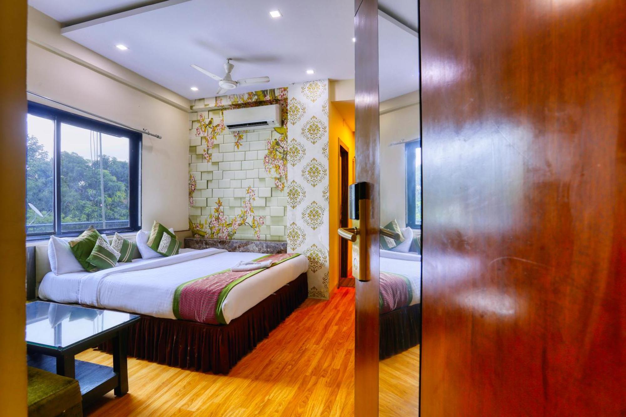 The Ashoka Hotel Индор Екстериор снимка