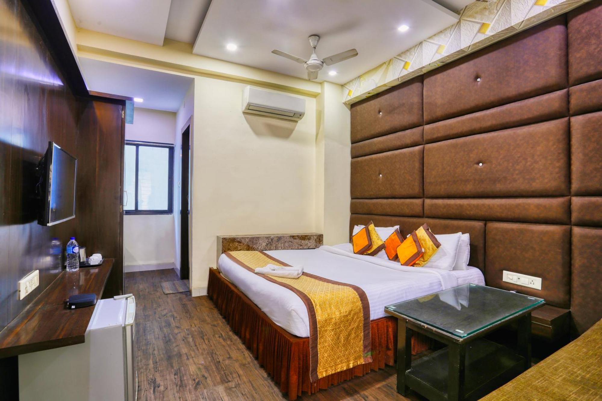 The Ashoka Hotel Индор Екстериор снимка