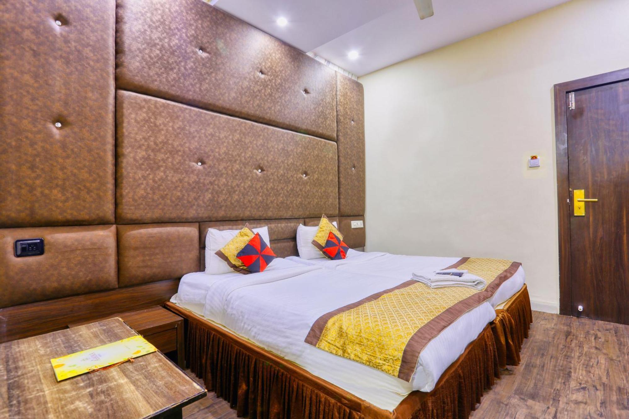 The Ashoka Hotel Индор Екстериор снимка